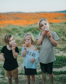 2 girls eating ice cream